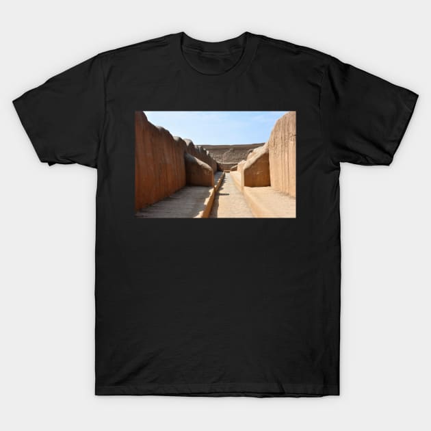 Pérou - Huanchaco Site de Chan Chan T-Shirt by franck380